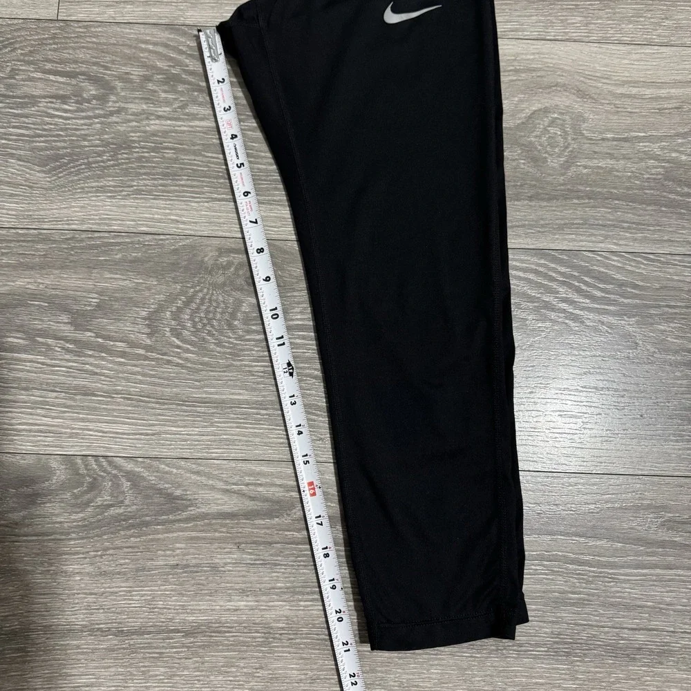Nike Dri Fit‎ Size Medium Cropped Stretchy Leggings Womens Athletic Drawnstring